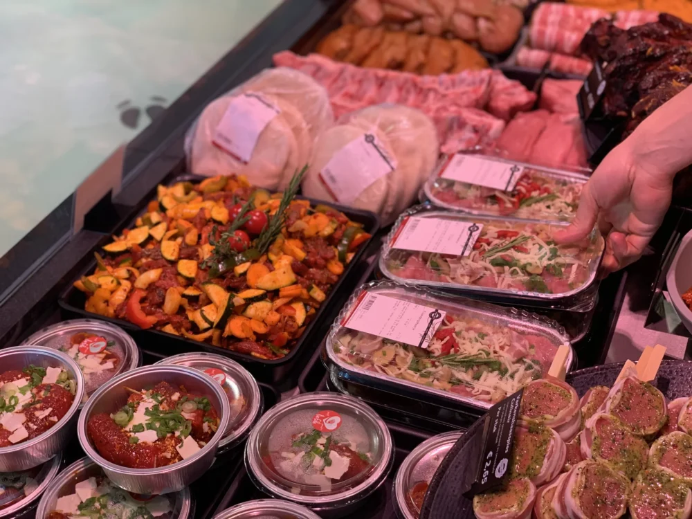 Sfeerafbeelding - Barbecuevlees en maaltijdschalen in de vitrine