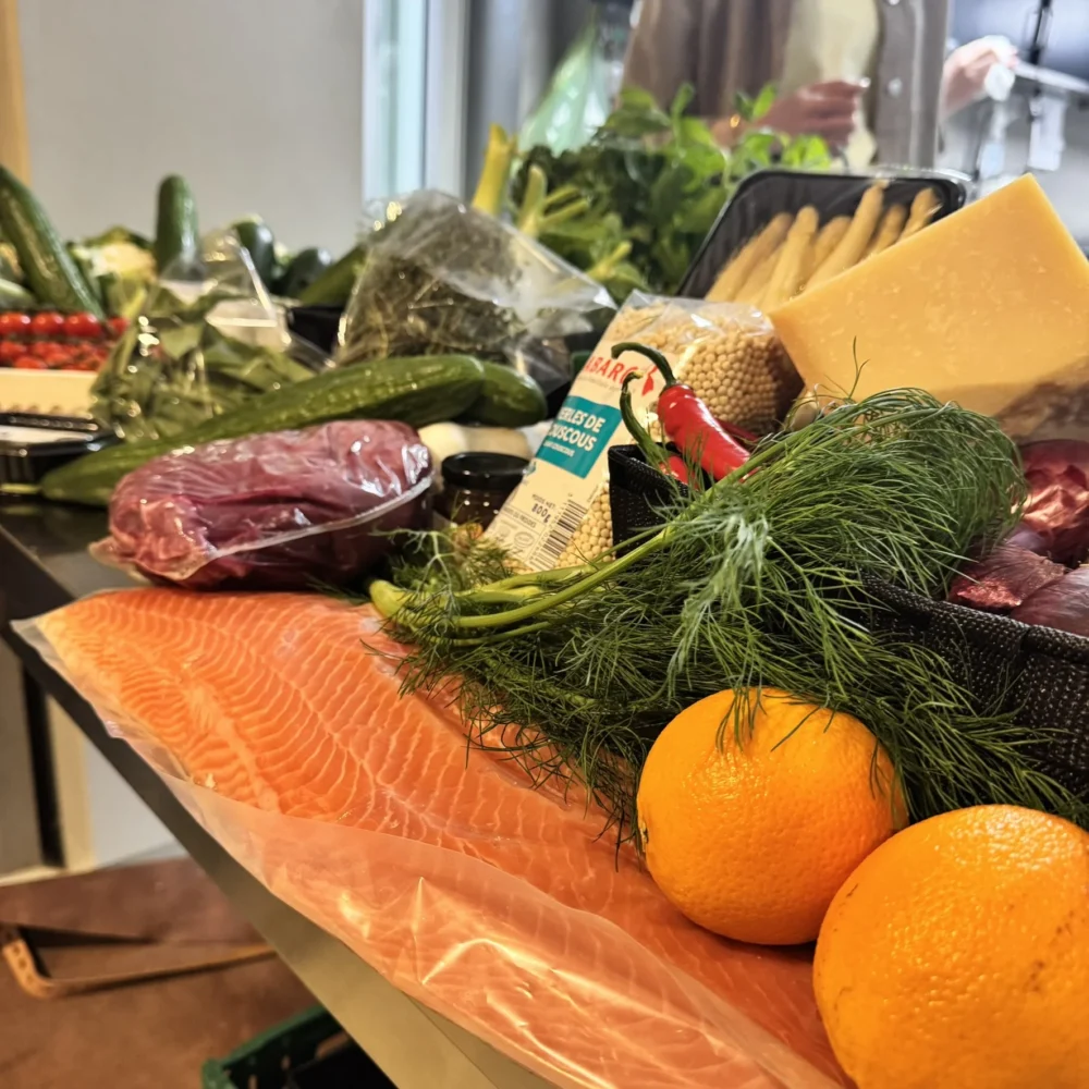 Sfeerafbeelding - Kookworkshop - Verse ingrediënten uitgestald met zalm en groenten