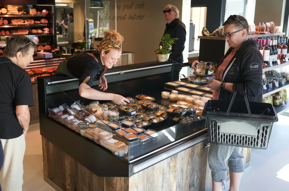 Sfeerafbeelding - Medewerker helpt klant bij de toonbank