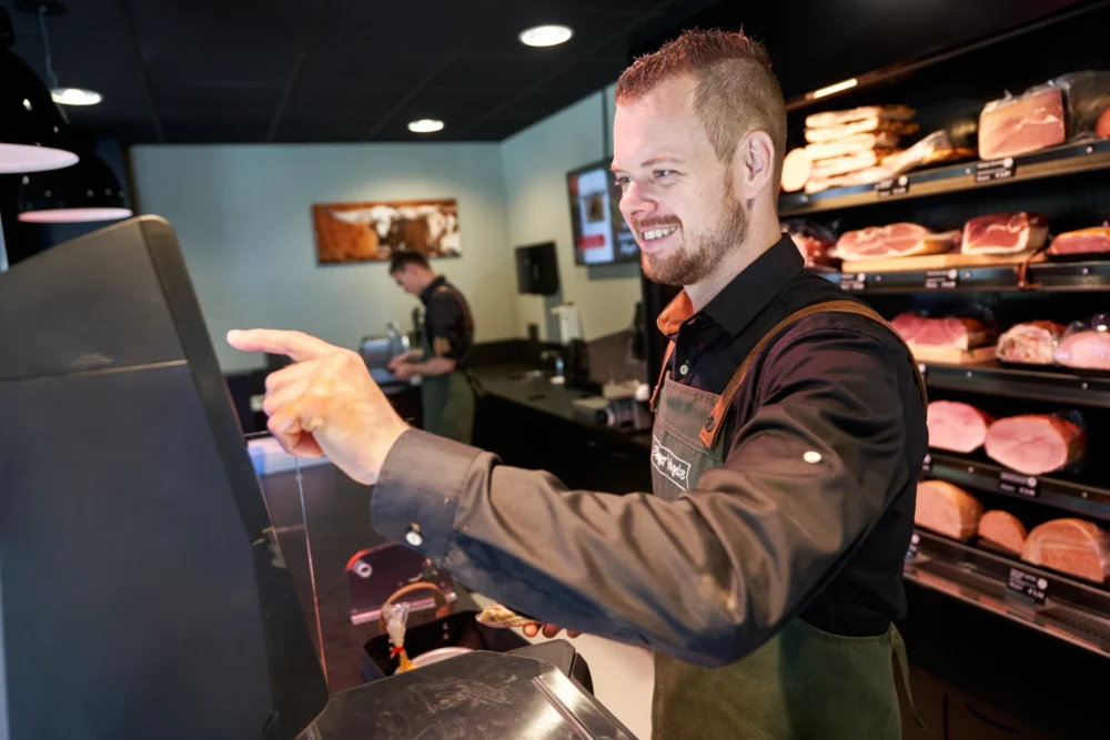 Sfeerafbeelding - Slager achter de toonbank in de winkel