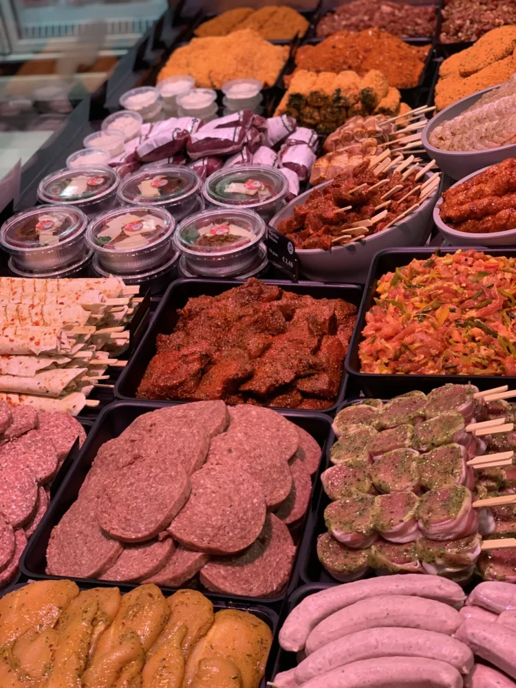 Sfeerafbeelding - Uitgebreide vleesvitrine met hamburgers en worstjes