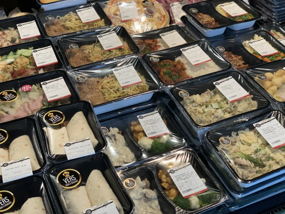 Sfeerafbeelding - Verse maaltijdschalen met wraps en pasta
