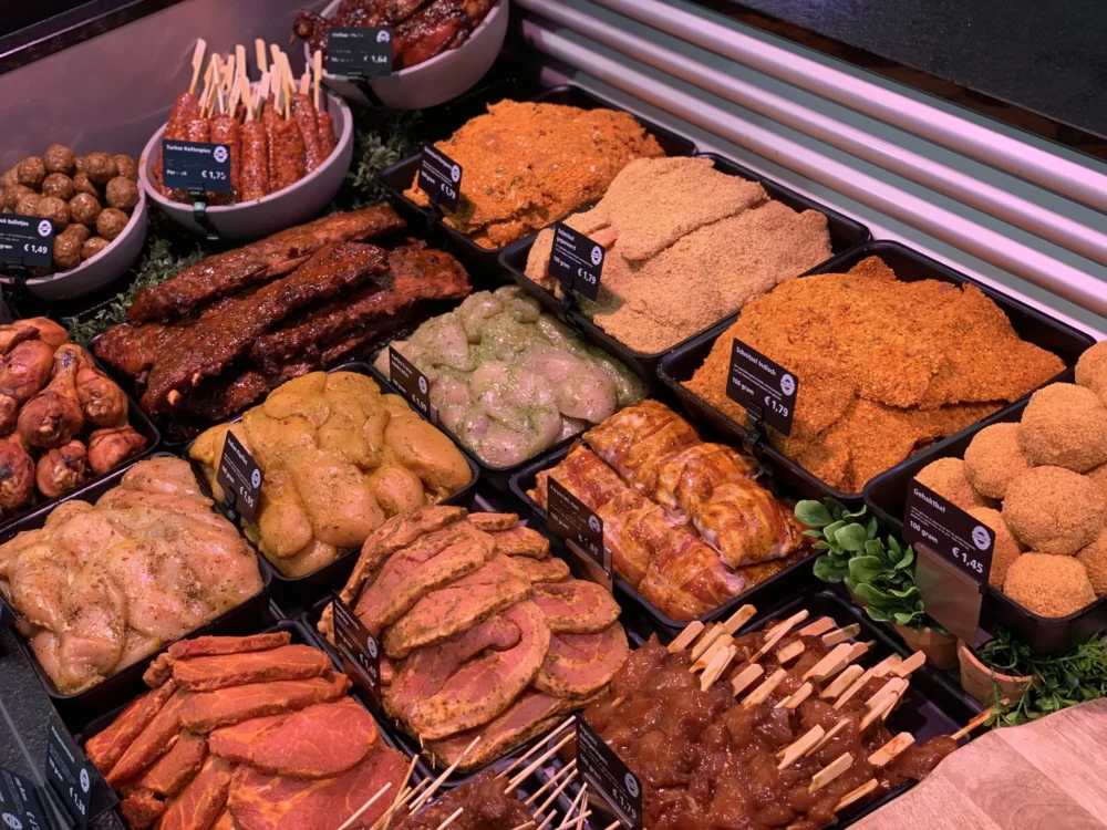 Sfeerafbeelding - Vleesvitrine met schnitzels en spiesjes
