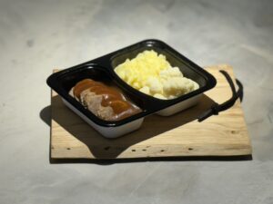 aardappelpuree-met-gehaktbal-en-seizoen-groenten-1.jpg
