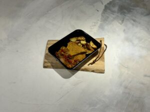 boeren-schnitzel-met-rijk-gevulde-zigeunersaus-en-gebakken-aardappelen-2.jpg
