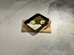 massaman-curry-met-kip-en-witte-rijst.jpg