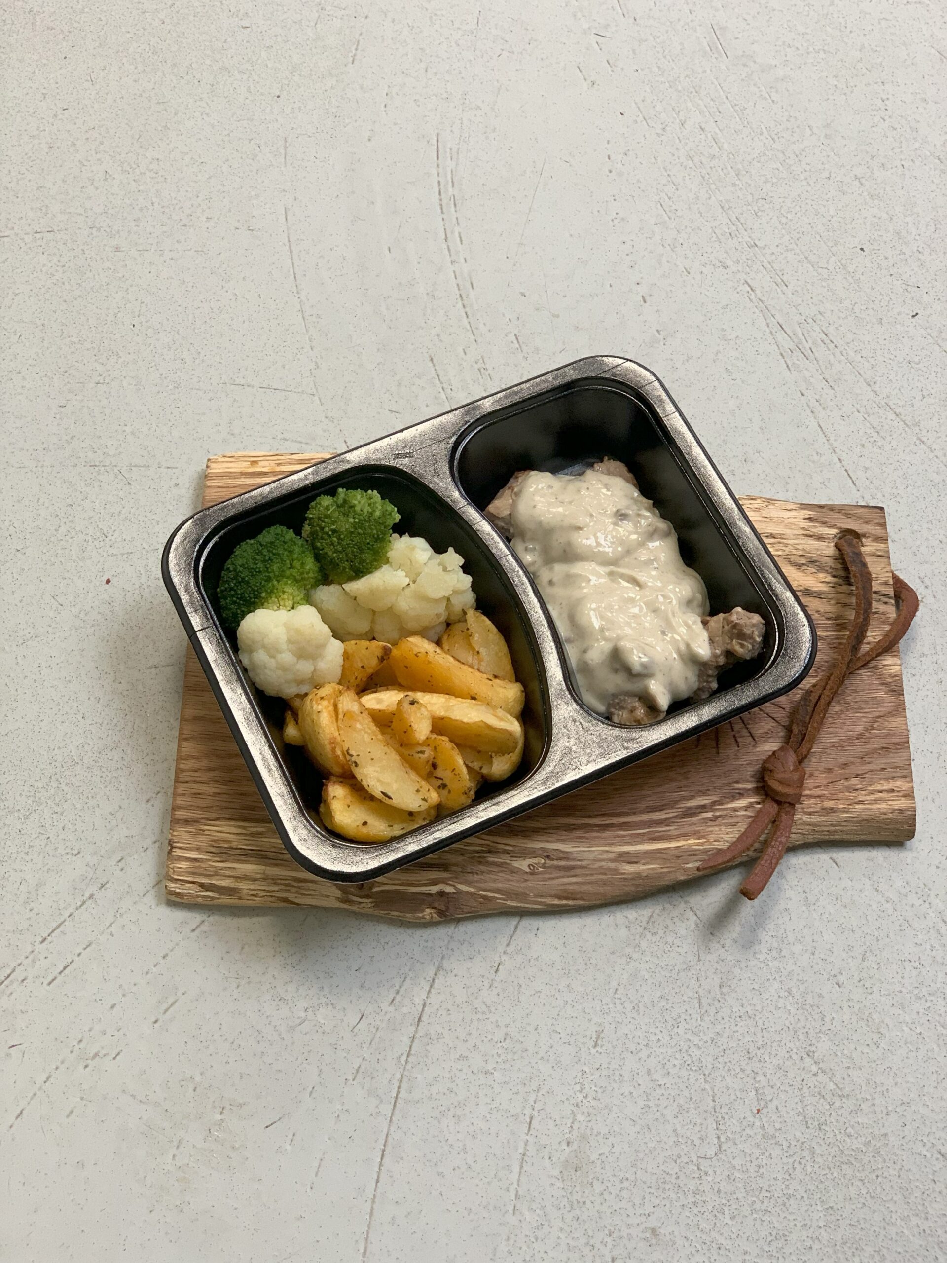 varkenshaas-in-champignonsaus-met-wedges-broccoli-bloemkoolmix.jpg